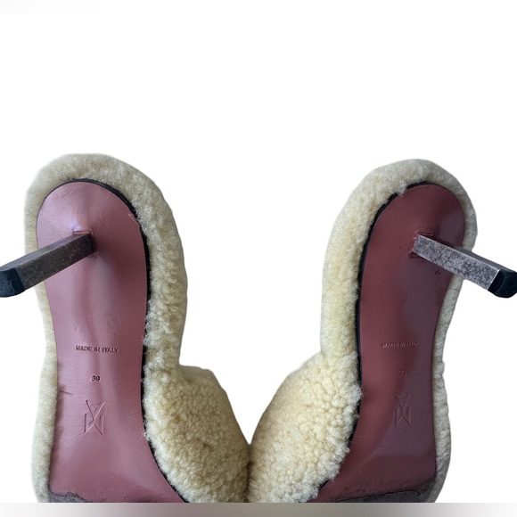Amina Muaddi Millie Mellow Yellow Shearling Sandals size 39
Very good condition - Picture 5 of 12